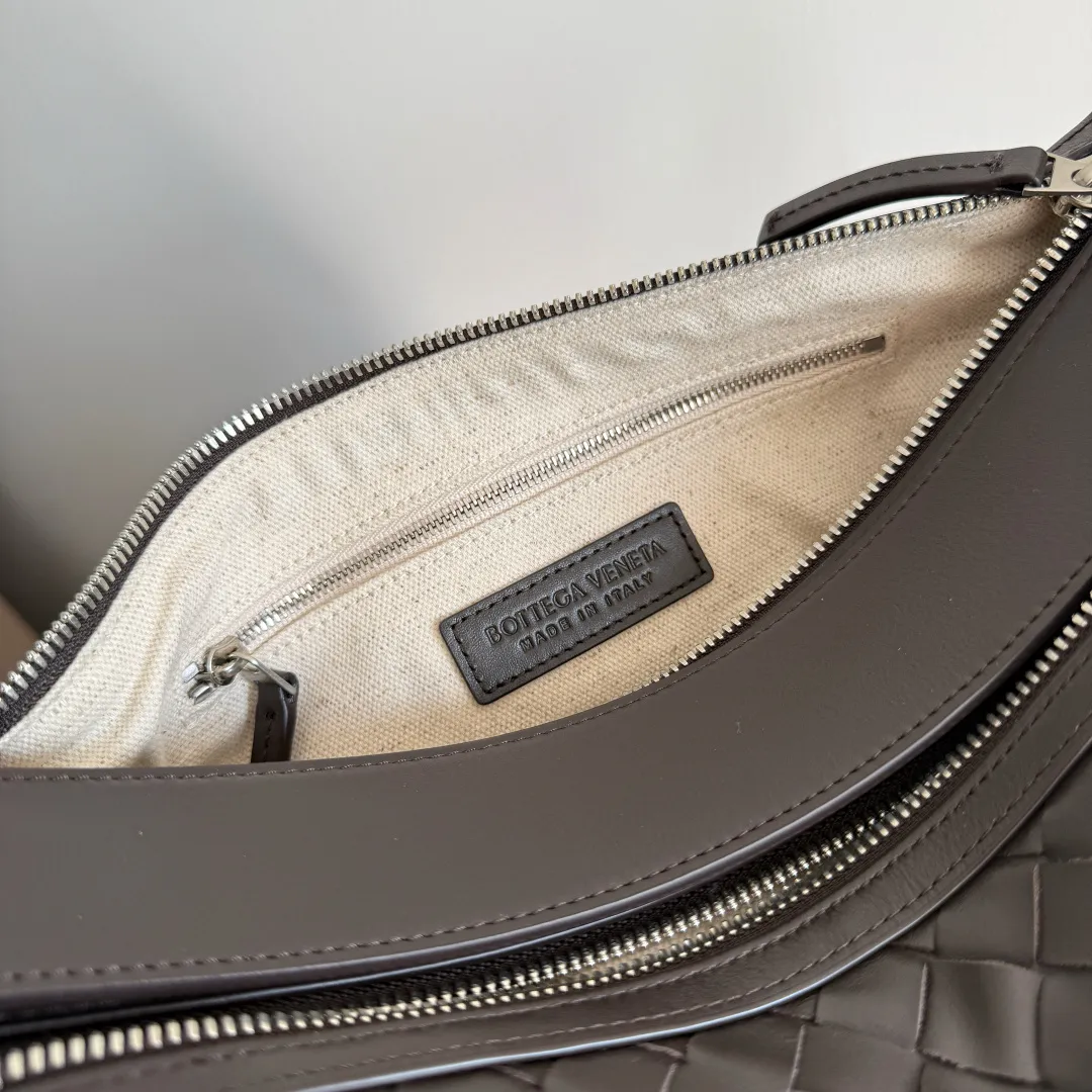 Batch 1920 🎁BOTTEGA VENETA new woven Tribeca handbag Double zipper design + super clear inner layering, sufficient capacity without clutter; small items can be stored in an orderly manner for daily commuting and short trips 🗂 Equipped with a comfortable wide shoulder strap, it can be worn on the shoulder, crossbody, or in the hand, and the carrying method is super flexible. Style number: 836016 Size: 30.5*20*9cm Color: black brown
